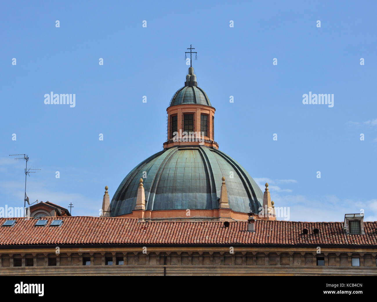 Le dôme de l'église de Santa Maria della vita s'élève derrière le toit de palazzo dei Banchi à Piazza Maggiore, Bologne, Italie Banque D'Images