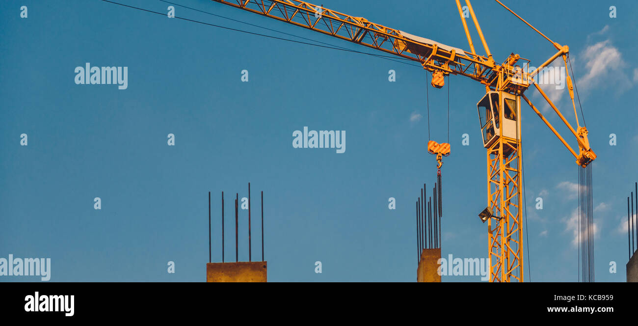 Site de construction avec grue a tour Banque D'Images