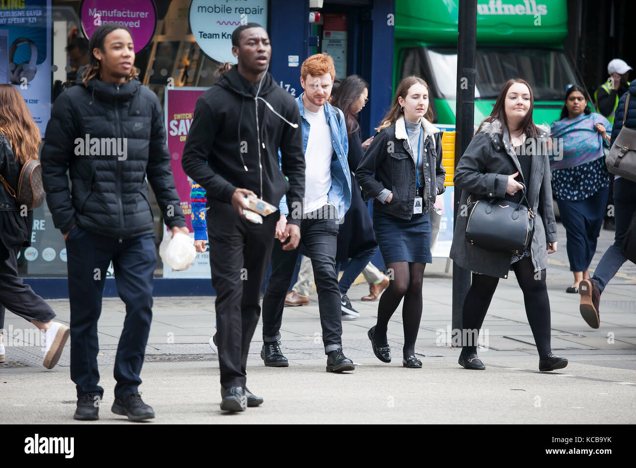 Londres, Angleterre - 11 septembre, 2017 personnes traversent la route dans la région de Oxford street Banque D'Images