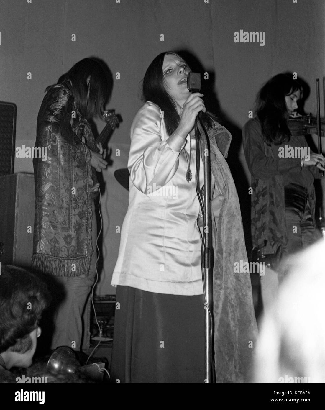 Edwards Principal Théâtre magique, un collectif d'art performance, fournir l'échauffement à Pink Floyd's apparition au cours de l'Université de Bristol's Rag en 1969 Semaine. Les deux groupes ont comparu à l'Chambres Victoria le 3 mars, vu par John Peel, qui avait signé Edwards Principal Théâtre magique à son Pissenlit records. Nick Mason de Pink Floyd a produit plus tard l'un des albums du collectif. Banque D'Images