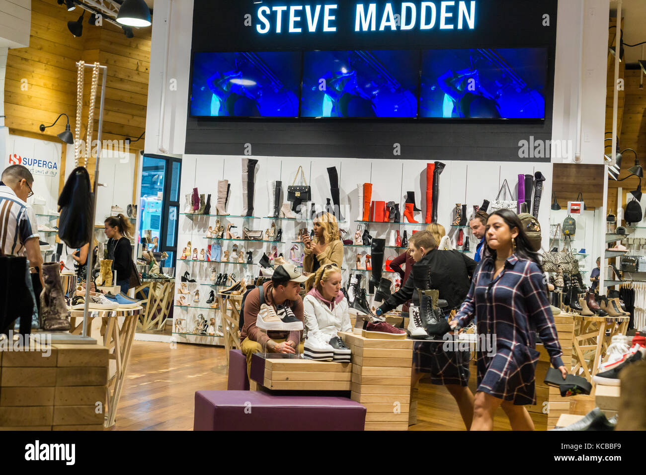 Parcourir les clients dans le nouveau Steve Madden flagship store à Times Square à New York, le vendredi 29 septembre, 2017. (© richard b. levine) Banque D'Images