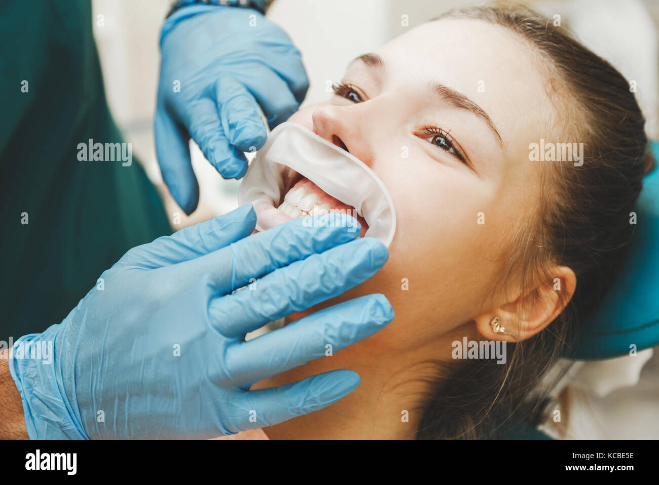Médecin Dentiste met l'enrouleur pour le patient. Banque D'Images Médecin Dentiste met l'enrouleur pour le patient. Banque D'Images