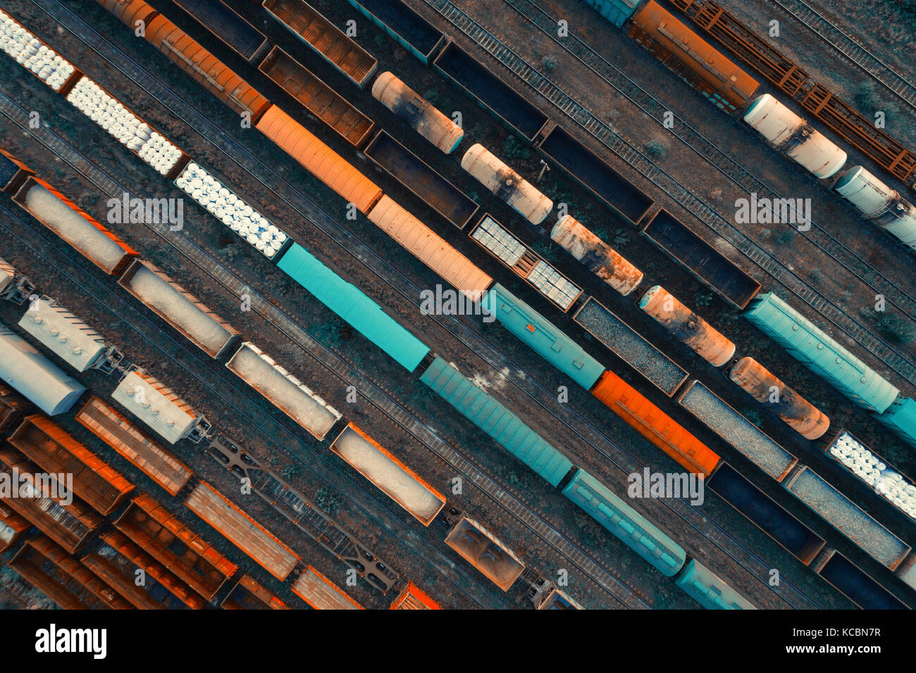 Vue aérienne de trains de marchandises colorées sur la gare des trains de fret. close-up. wagons avec des marchandises sur railroad. l'industrie lourde. industrial concep Banque D'Images