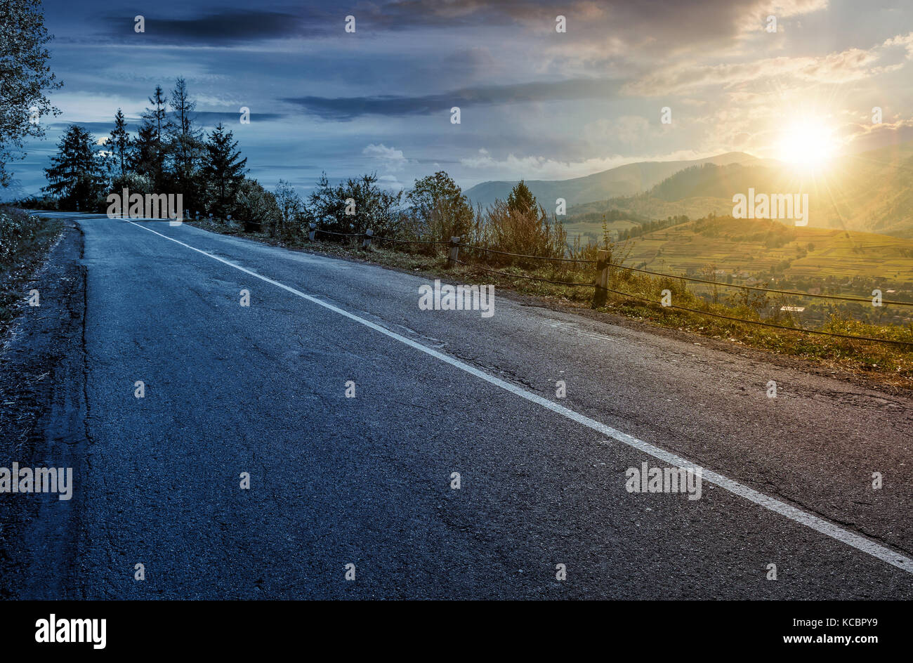 Changement d'heure de route de montagne campagne concept . joli paysage d'automne Banque D'Images