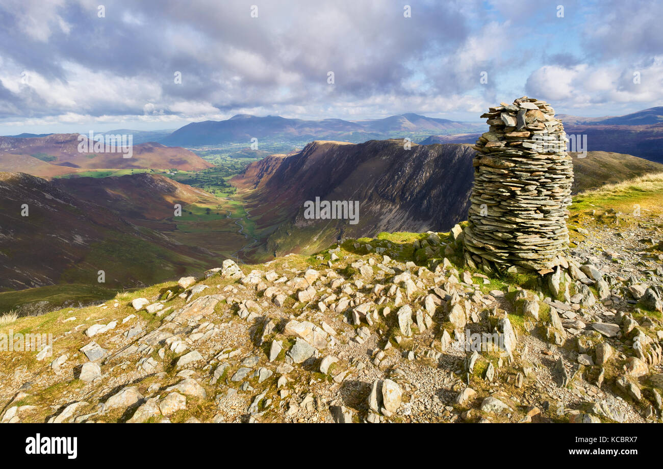 Vues de Newlands Beck, haute, étroite d'espion et Moor Moor de jeune fille dans le Derwent Fells du cairn du sommet de Dale Head, Lake District, England, UK. Banque D'Images