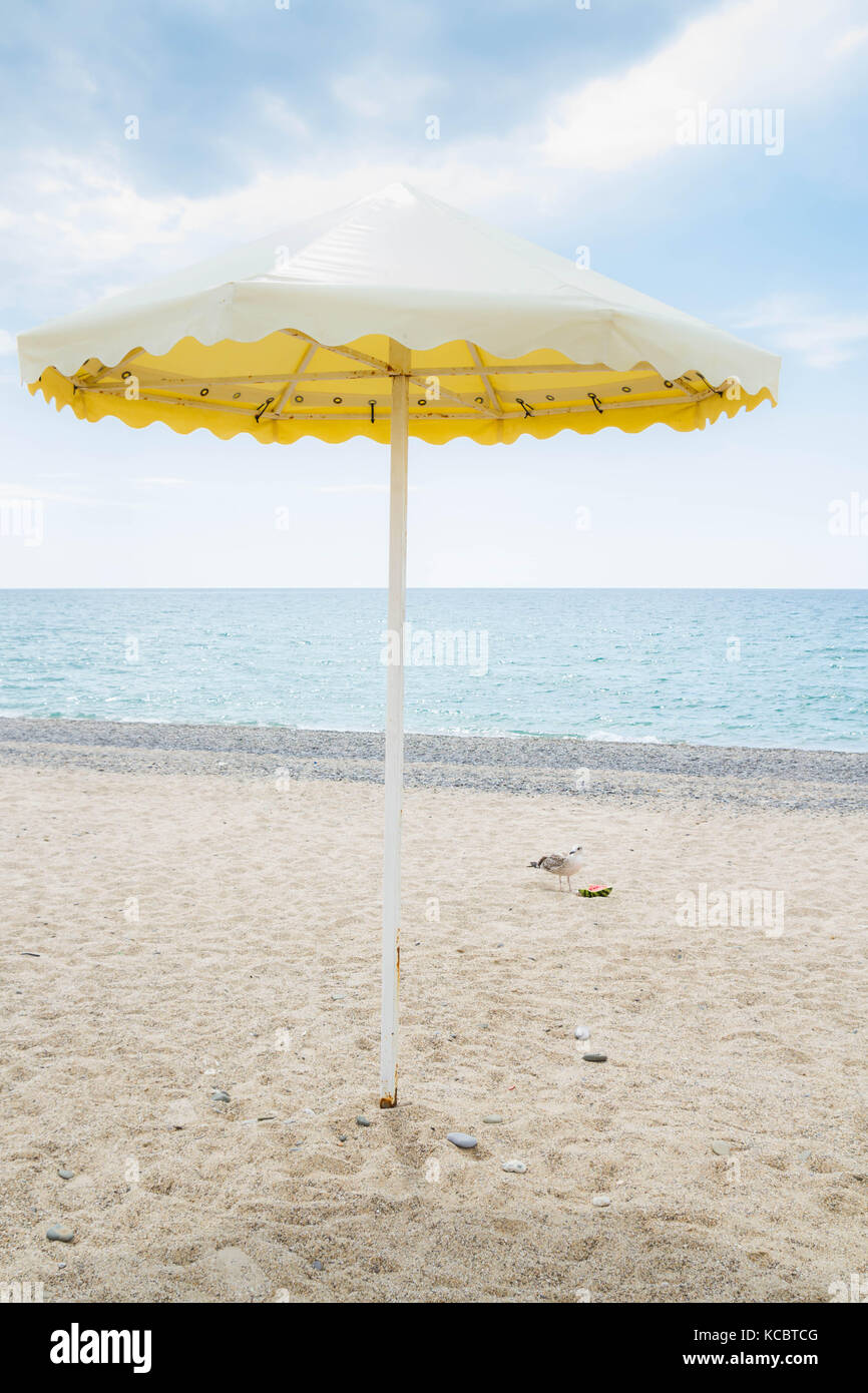 Parapluie jaune sur la plage d'été Banque D'Images