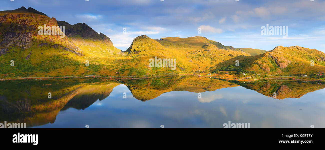 Reflet parfait de montagnes colorées en eau calme. fjord Norvège dans la lumière du soleil. chaude journée ensoleillée sur les îles Lofoten. Banque D'Images