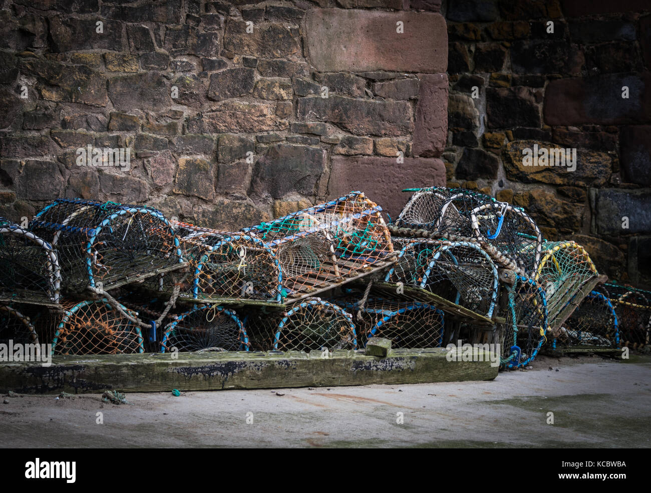 Les casiers à homards dans une pile à côté du port de Northumberland limekilns beadnell Banque D'Images