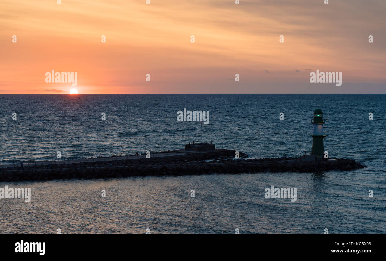 Mole au coucher du soleil, phare, Warnemünde, Rostock, Mecklenburg-Ouest Pomerania, Allemagne Banque D'Images
