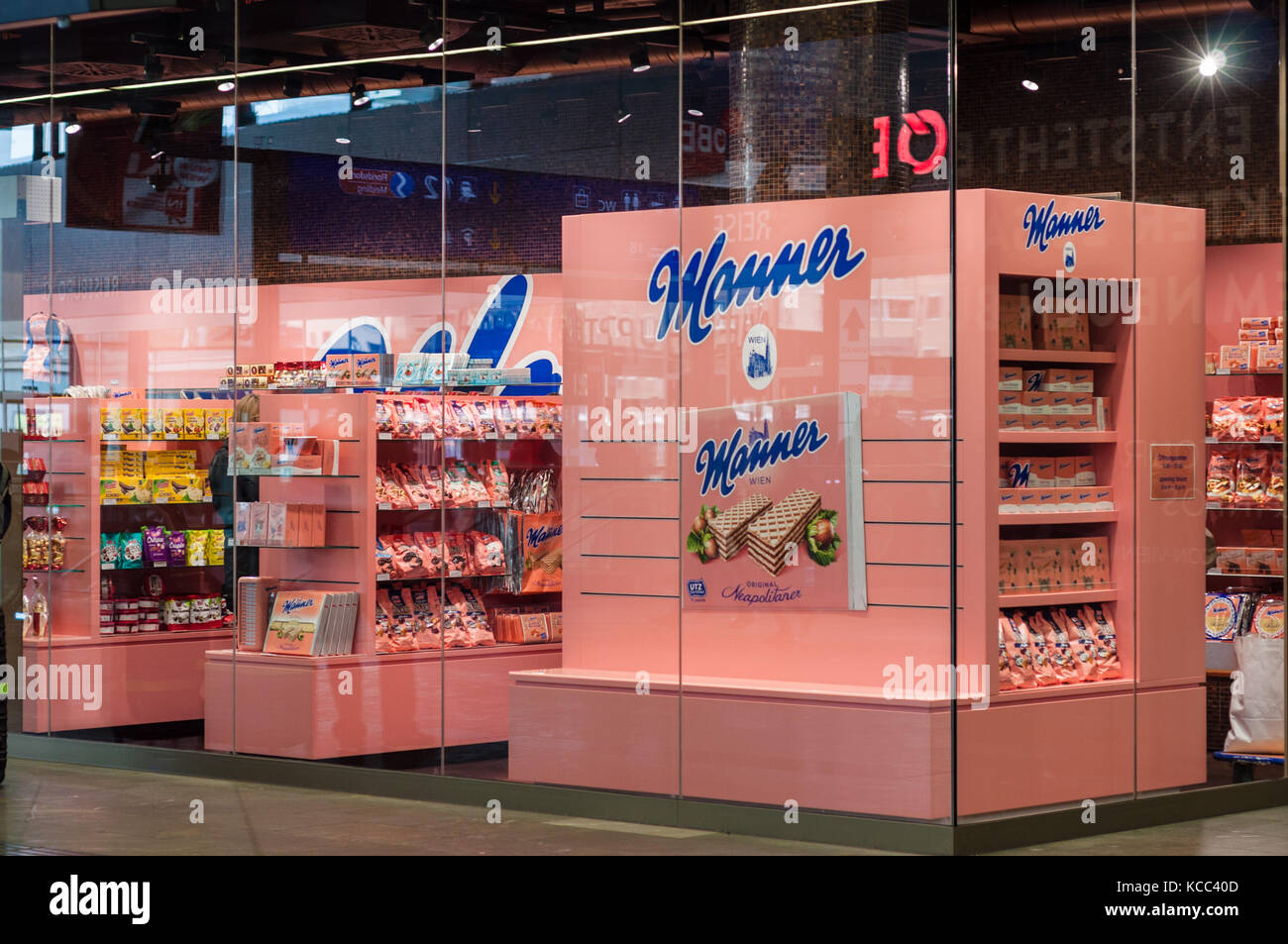 Magasin de manière à la gare centrale, Vienne. L'original des gaufrettes napolitaine sont le meilleur produit de vente et sont devenues un symbole de la culture viennoise. Banque D'Images