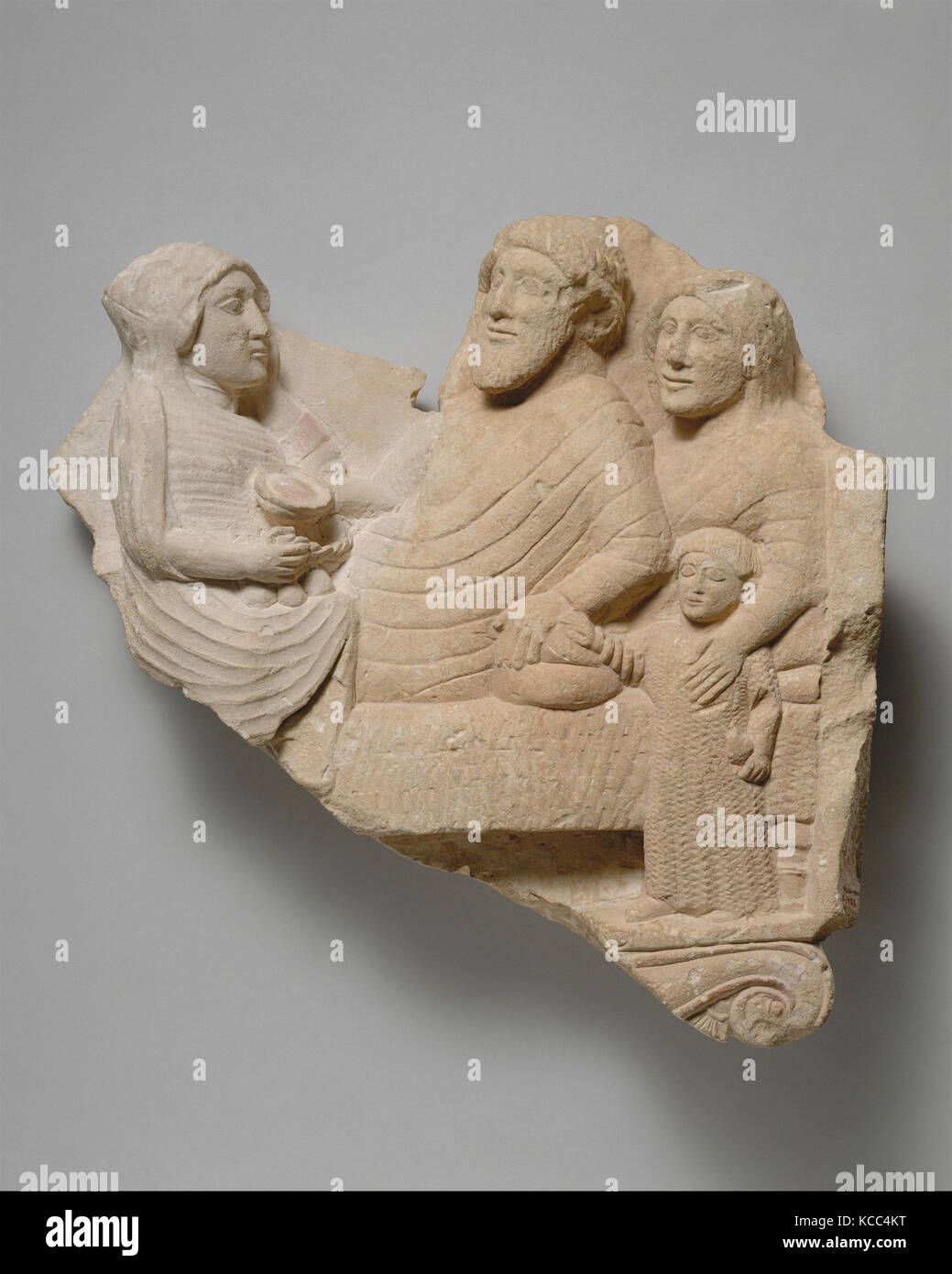 Fragment d'une grave calcaire de décharge avec une scène du banquet, ca. 450-425 av. Banque D'Images