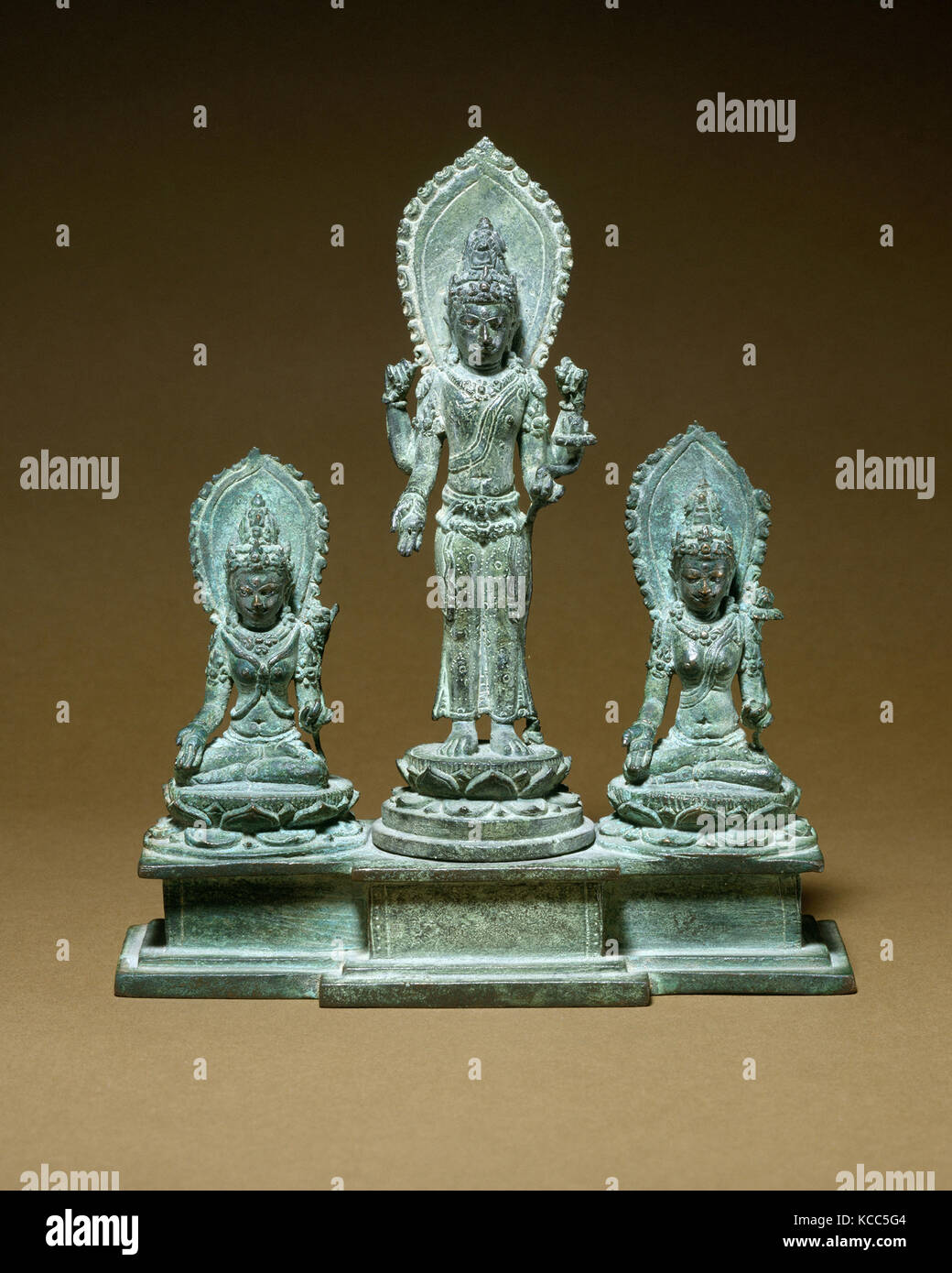 Four-Armed article flanqué d'Avalokiteshvara et Tara Bhrikuti( ?), seconde moitié du 21ème-début 10ème siècle Banque D'Images