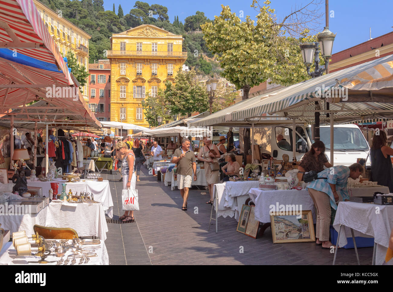 Chaque lundi du cours Saleya marché en plein cœur de la vieille ville devient un antiquités/brocante - Nice, France Banque D'Images