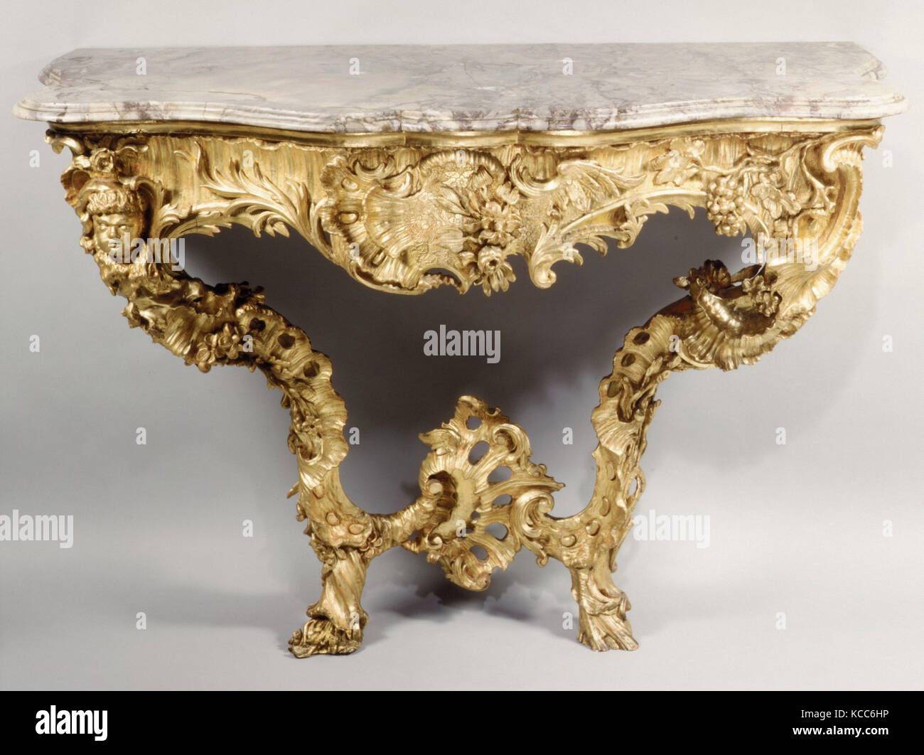 Paire de tables consoles, ca. 1765, l'allemand, limewood sculpté et doré, dessus marbre, chacun, 32 3/4 × 48 × 25 1/2 in. (83,2 × 123,2 Banque D'Images