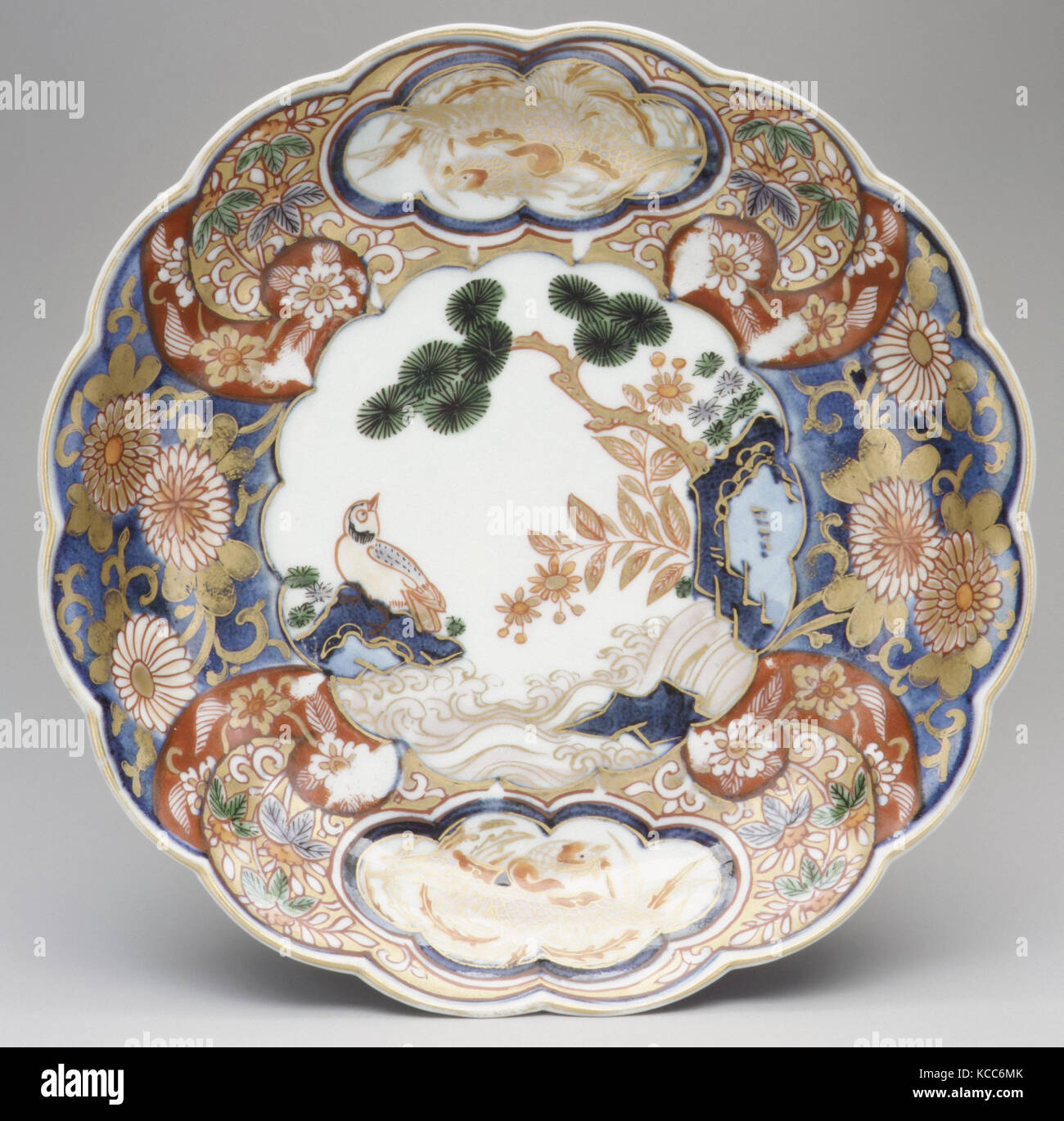 Plat avec des pierres, des fleurs, et des oiseaux, 1710-30, le japonais, pour le marché européen, dur-coller avec porcelaine émaux colorés Banque D'Images