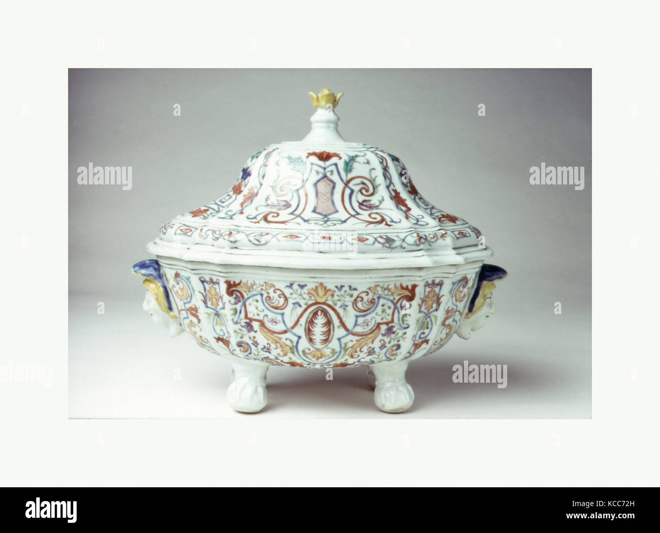 Soupière (un d'une paire), ca. 1770-90, chinois, de la Continental (probablement portugais) marché, disque-pâte porcelaine, chaque Gr. 11 L. Banque D'Images