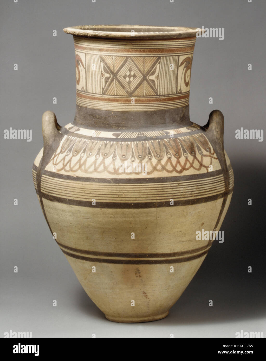 Amphore en terre cuite (jar), Cypro-Archaic J, ca. 750-600 av. J.-C., chypriote, terre cuite, H. 31 5/8 po. (80,3 cm), les vases, la décoration Banque D'Images