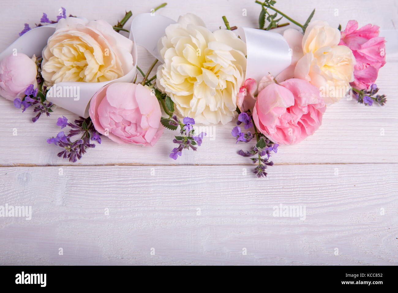 Beau Bouquet De Fleurs Rose Anglaise Sur Fond Blanc Banque D