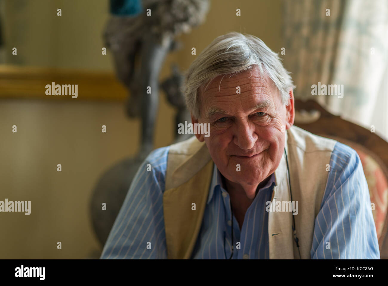 L'écrivain du vin Hugh Johnson dans sa maison à Londres, Grande-Bretagne Banque D'Images