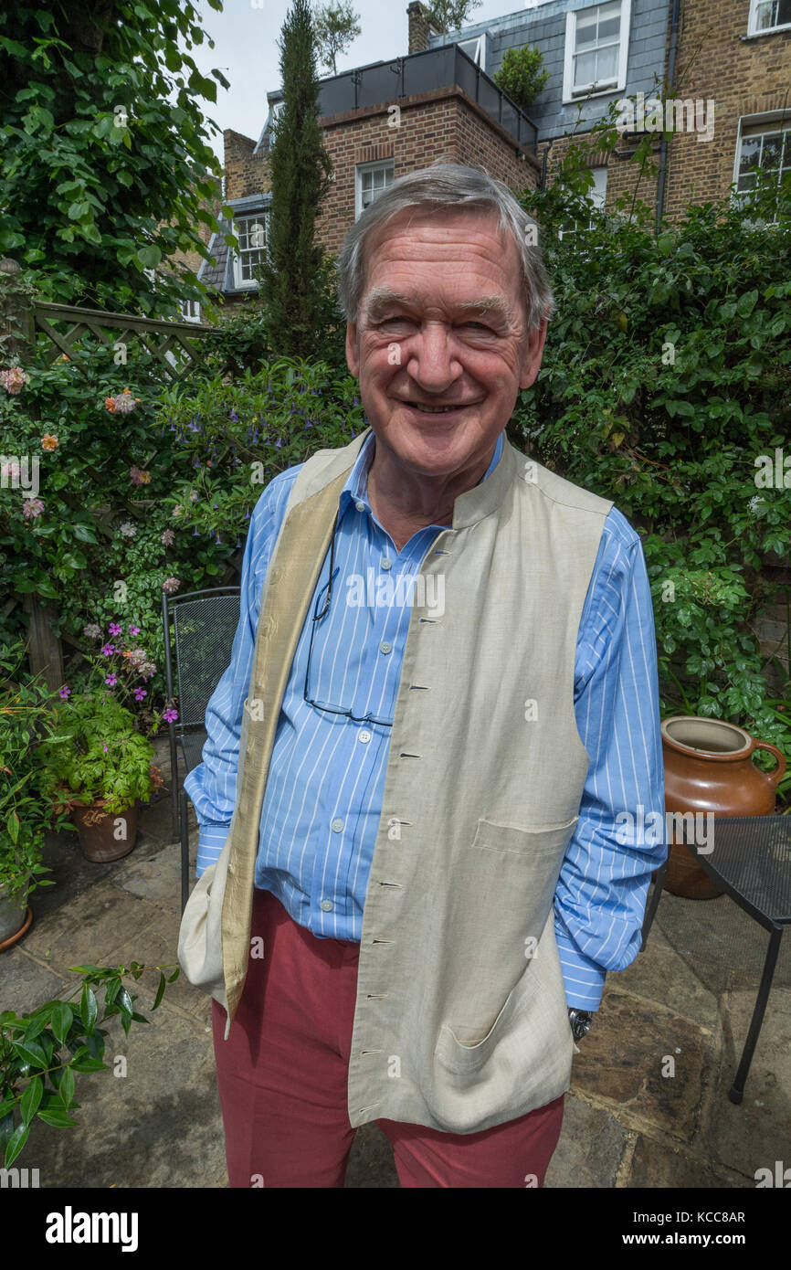 L'écrivain du vin Hugh Johnson dans sa maison à Londres, Grande-Bretagne Banque D'Images