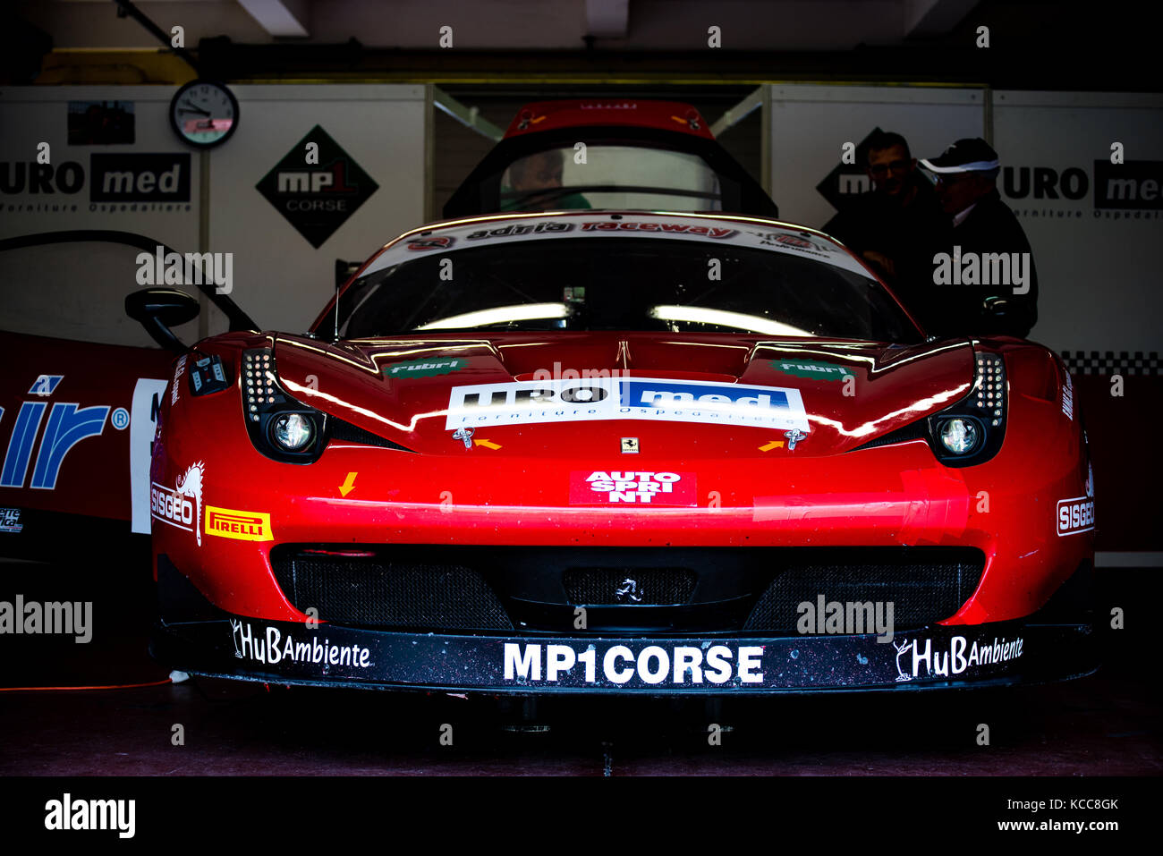 Vallelunga, en Italie le 24 septembre 2017. touring ferrari racing voiture rouge garée dans les enclos au travail mécanique tuning et de travail Banque D'Images