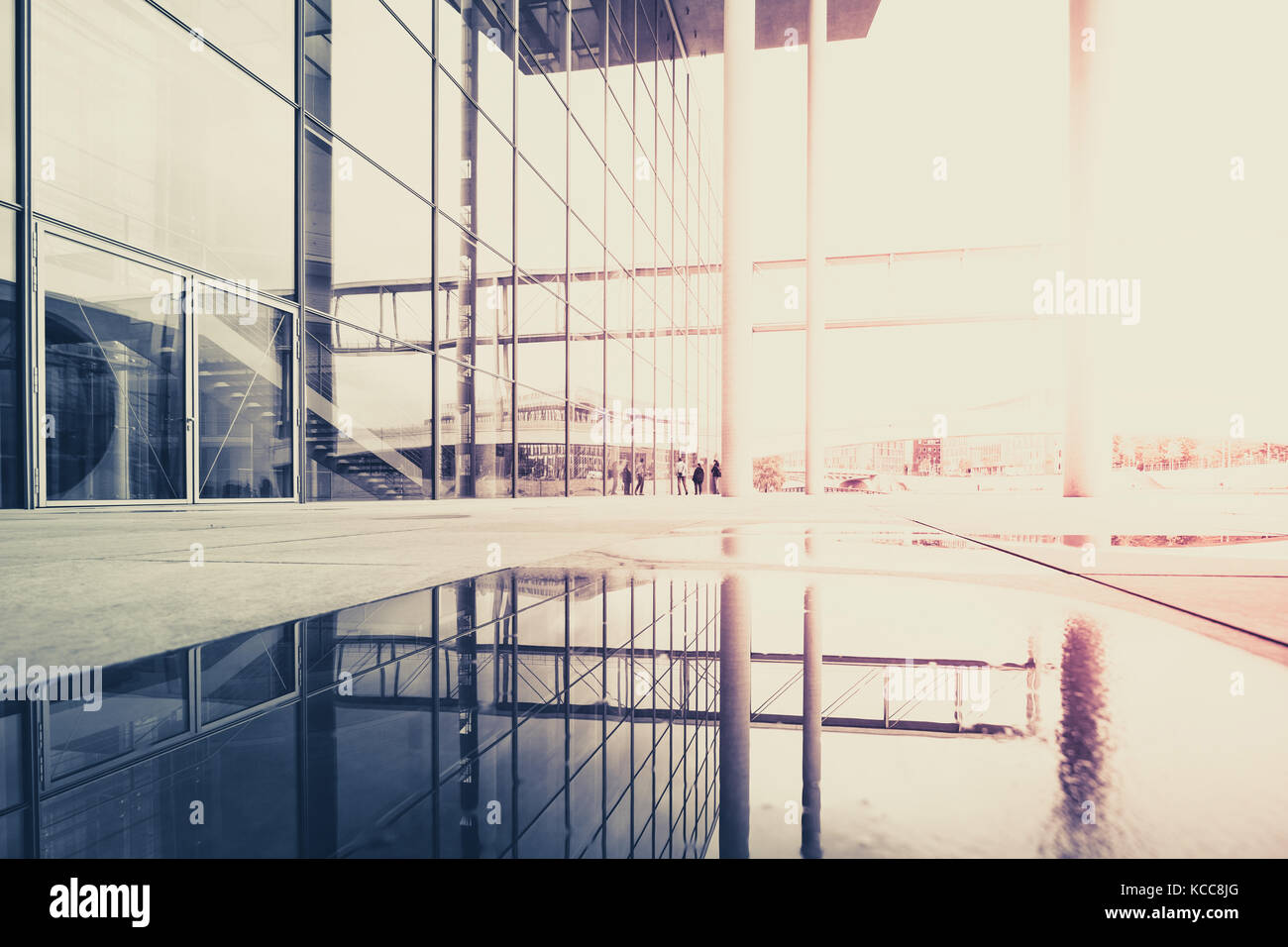 L'architecture moderne, l'extérieur du bâtiment - abstract cityscape avec fenêtre et de l'eau - réflexion Banque D'Images