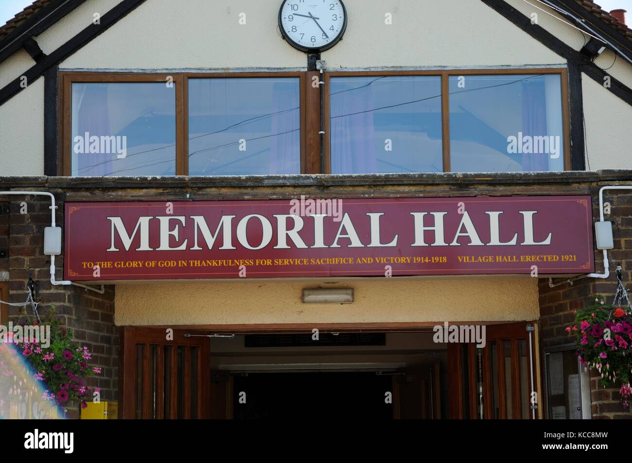 Memorial Hall, Bovingdon, Hertfordshire. Elle a été érigée en 1921 "pour la gloire de Dieu en reconnaissance pour service, le sacrifice, et la victoire Banque D'Images