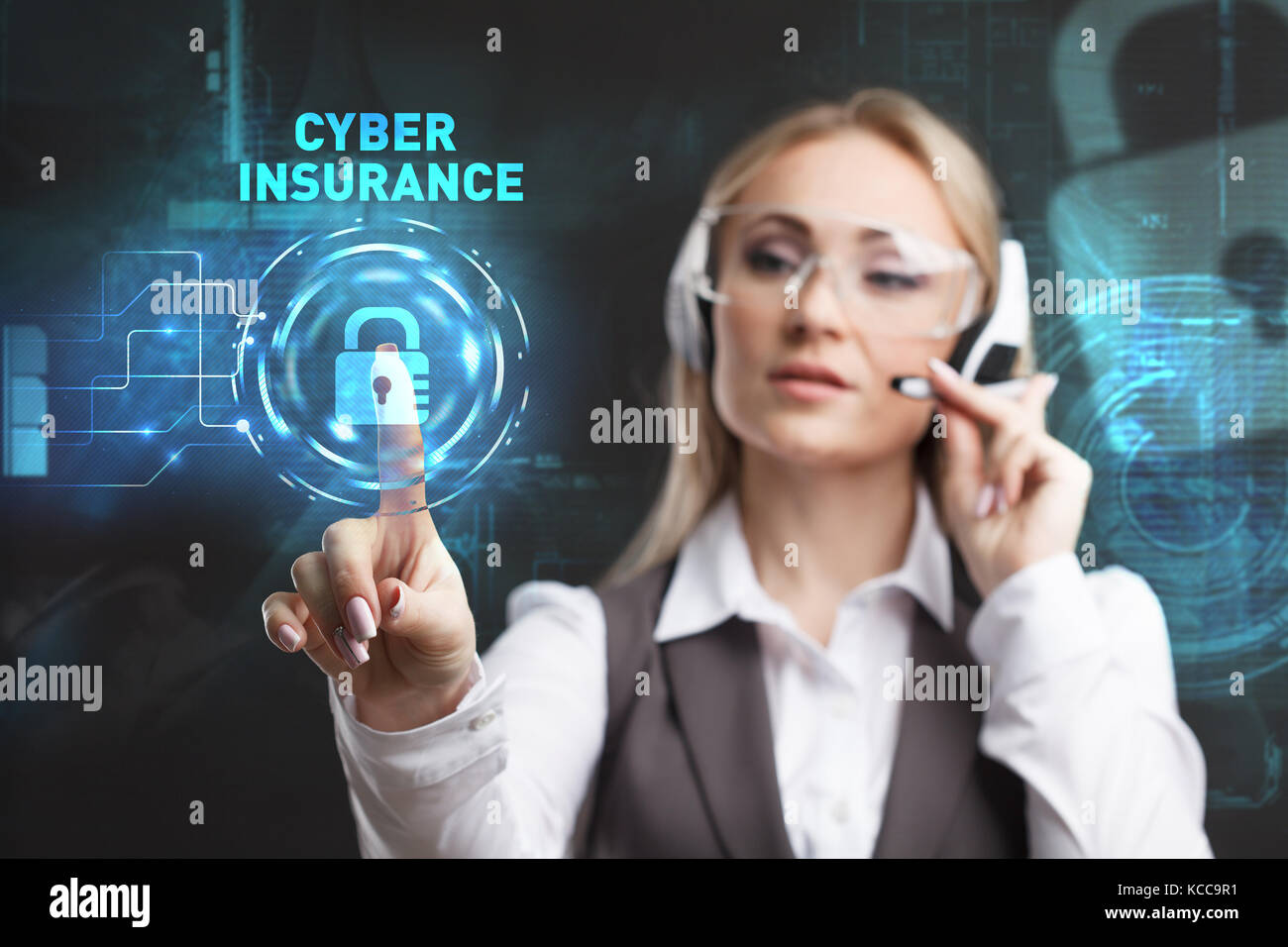 Young businesswoman working in lunettes virtuelle, sélectionnez l'icône de l'assurance cybernétique de l'écran virtuel Banque D'Images