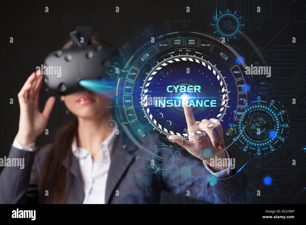 Young businesswoman working in lunettes virtuelle, sélectionnez l'icône de l'assurance cybernétique de l'écran virtuel Banque D'Images