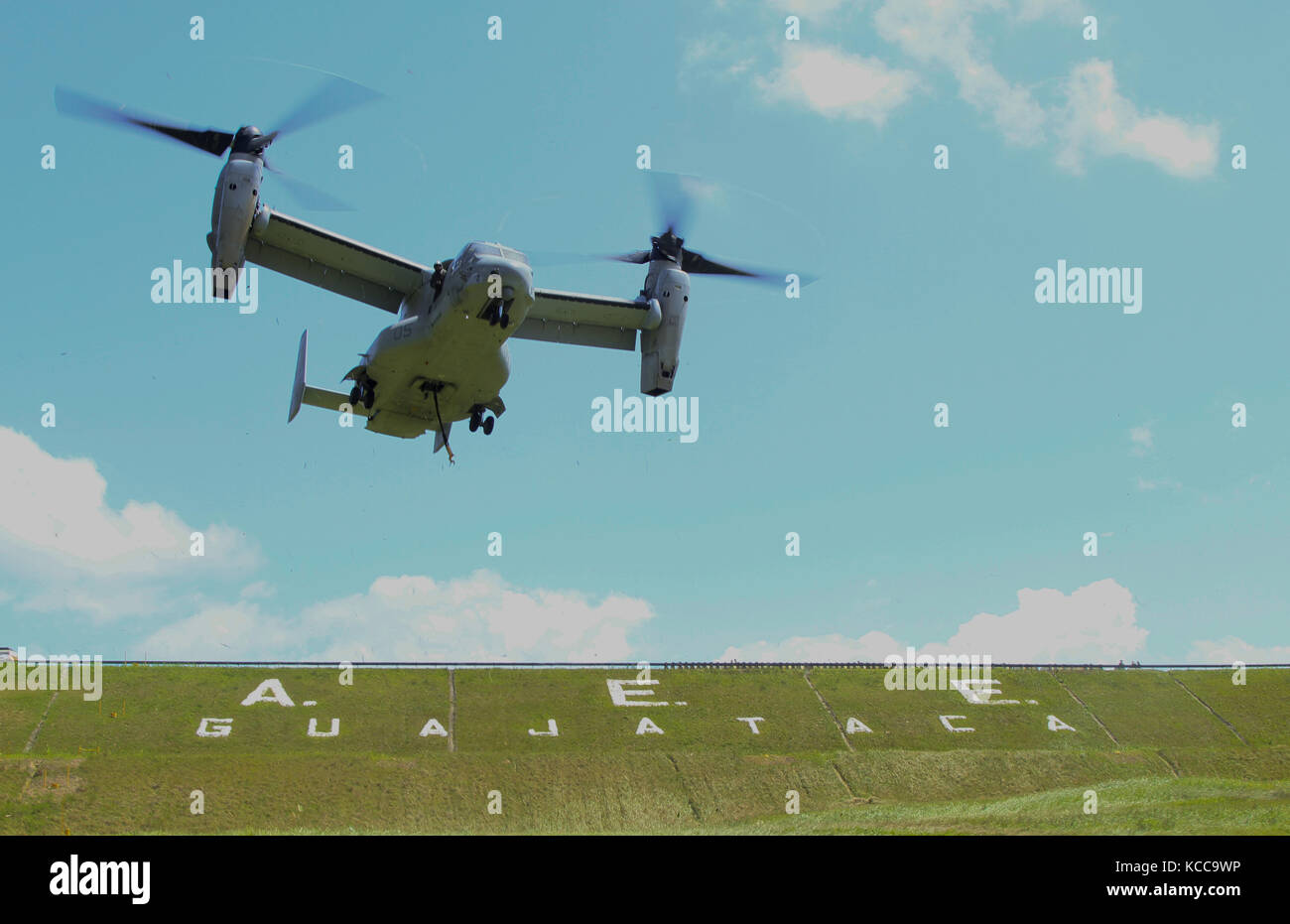 Bell Boeing V-22 Osprey survole un champ à la la Guajataca Barrage, Porto Rico, le 3 octobre 2017. Banque D'Images