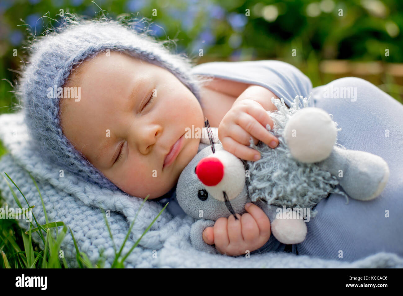 Mignon Petit Bebe Nouveau Ne Garcon Dormir Enveloppe Dans Une Pellicule Gris Souris Mignon Petit Holding Toy A L Exterieur Dans Jardin Photo Stock Alamy
