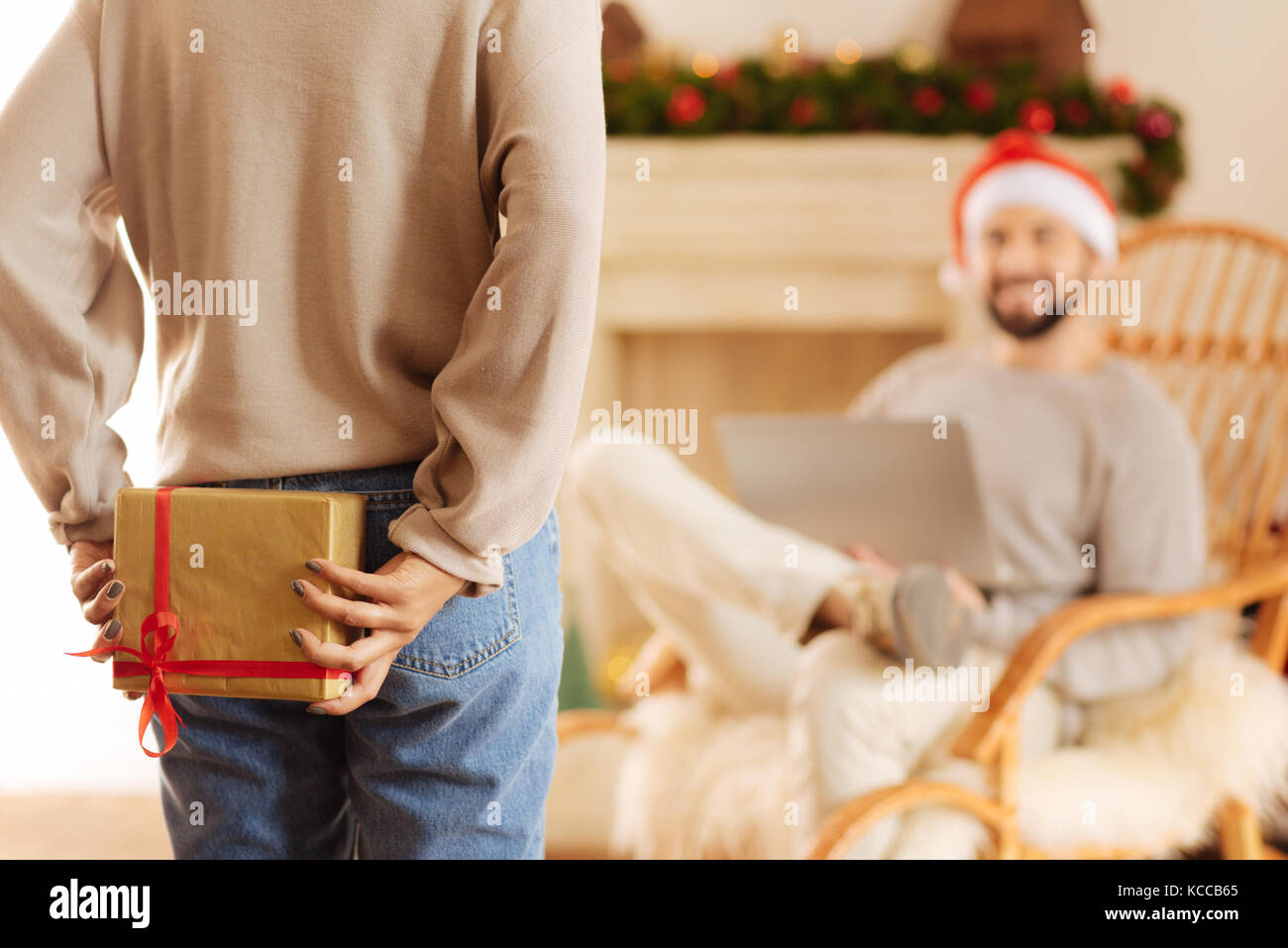 Femme svelte se cacher un cadeau surprise derrière son dos Photo Stock -  Alamy