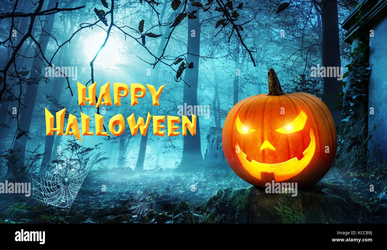 Happy Halloween le lettrage sur creepy vieux cimetière avec lune bleue et un jack o lantern Banque D'Images
