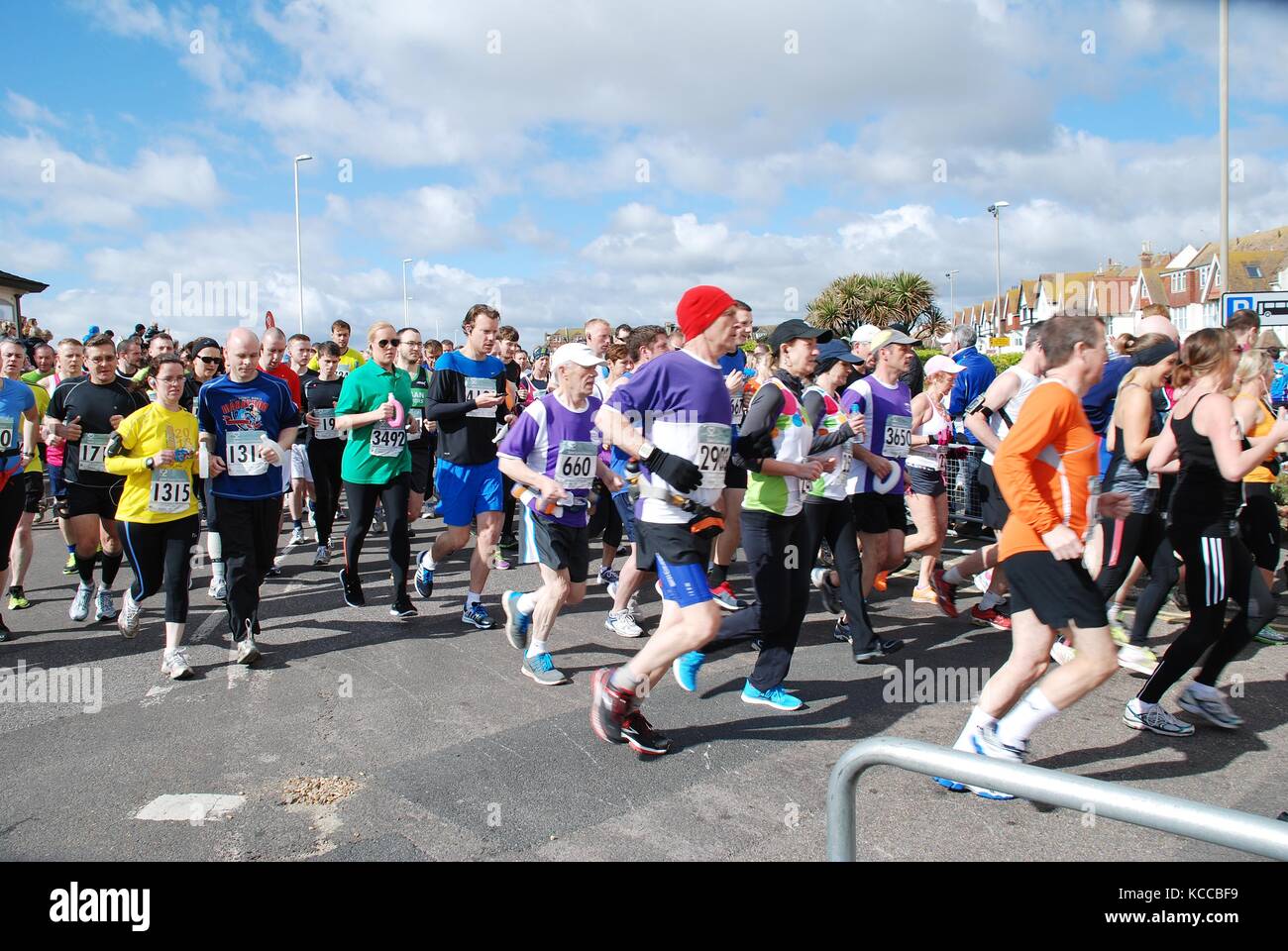 Les coureurs participent à la course annuelle de Hastings half marathon sur le front de mer de Hastings dans l'East Sussex, Angleterre le 23 mars 2014. Banque D'Images