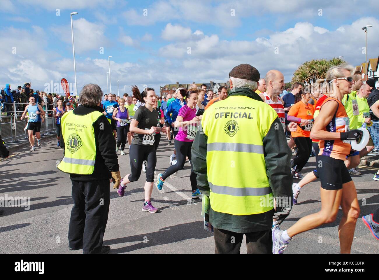 Marshalls watch glissières de prendre part à l'Assemblée Hastings half marathon race sur le front de mer de Hastings dans l'East Sussex, Angleterre le 23 mars 2014. Banque D'Images