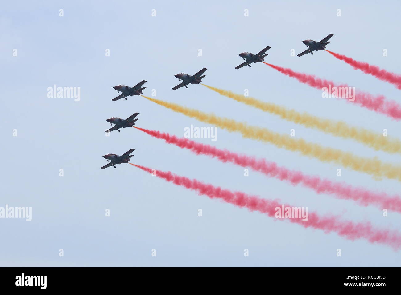 ROME - 29 JUIN : l'équipe acrobatique espagnole Patrulla Aguila se présente au salon aérien international de Rome le 29 juin 2014 à Rome, en Italie Banque D'Images