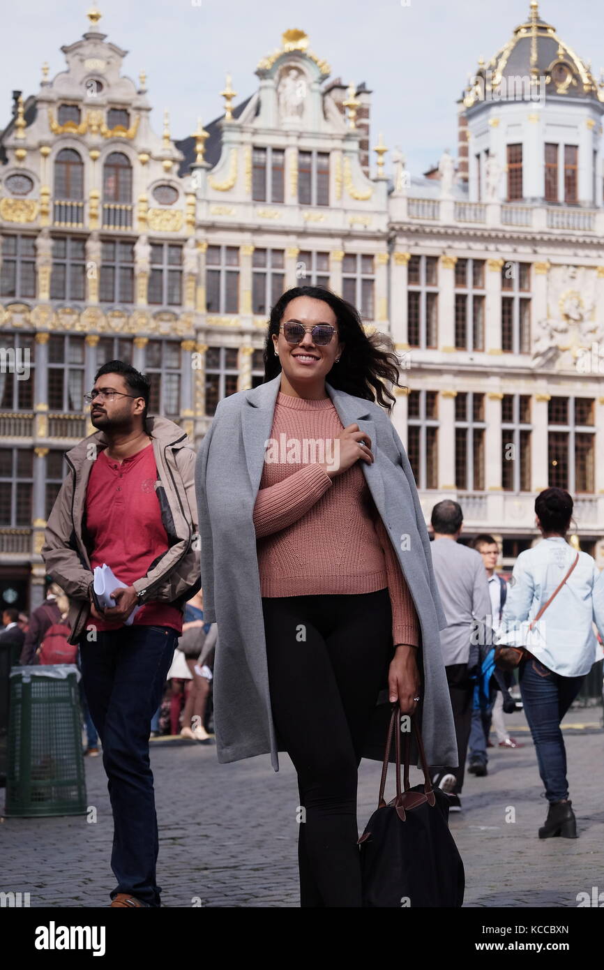 Jeune femme à la mode se tenant debout à l'intérieur de la Grand Place,  Bruxelles, Belgique Photo Stock - Alamy