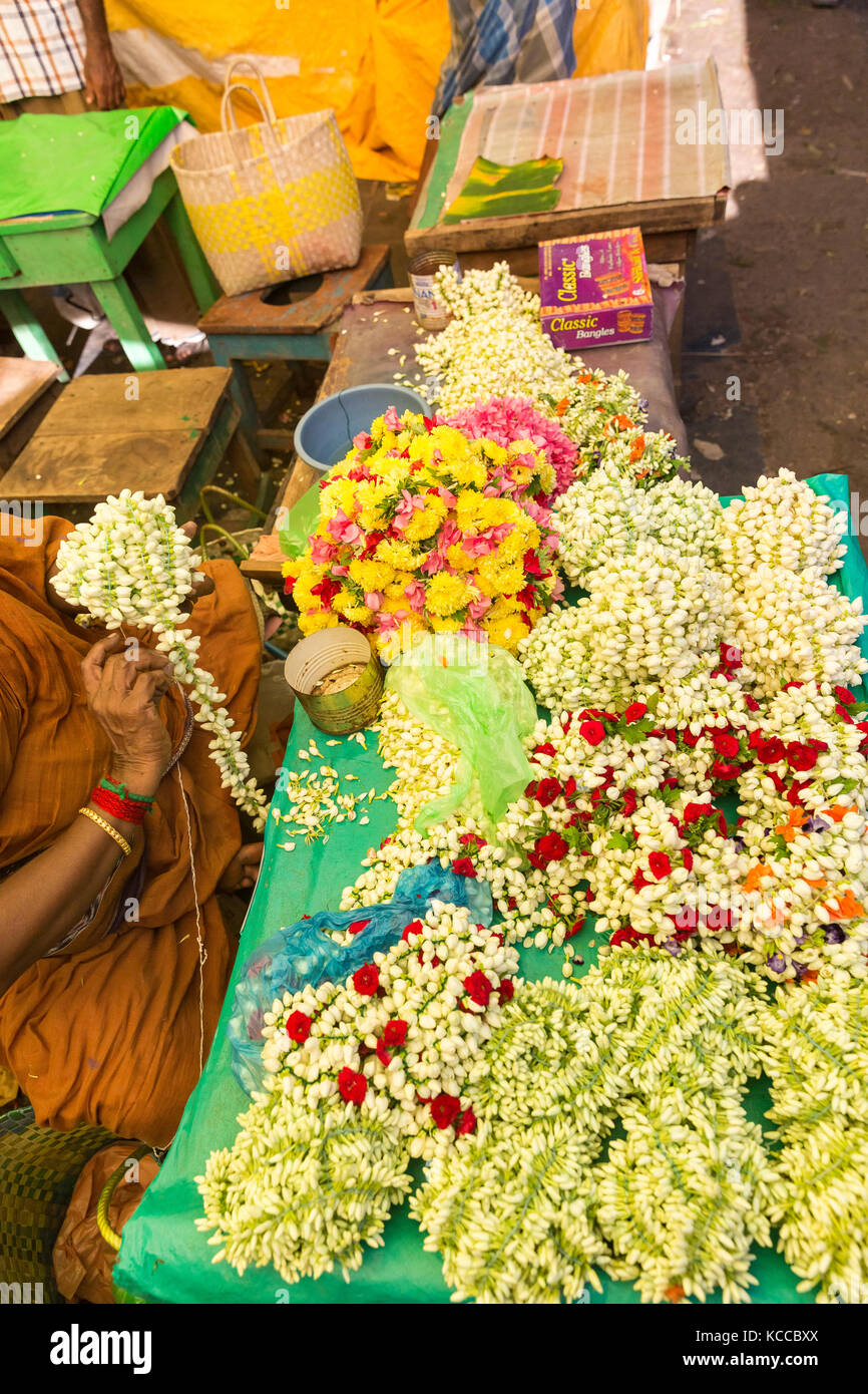 Les colliers en fleurs à un marché indien. L'Inde garland pour adorer Dieu  hindou Photo Stock - Alamy