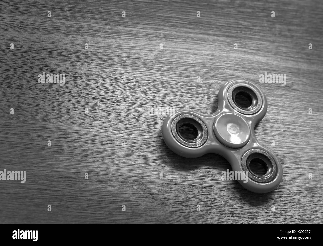 Spinner sur un bureau en bois - jouet pour enfants populaires Banque D'Images