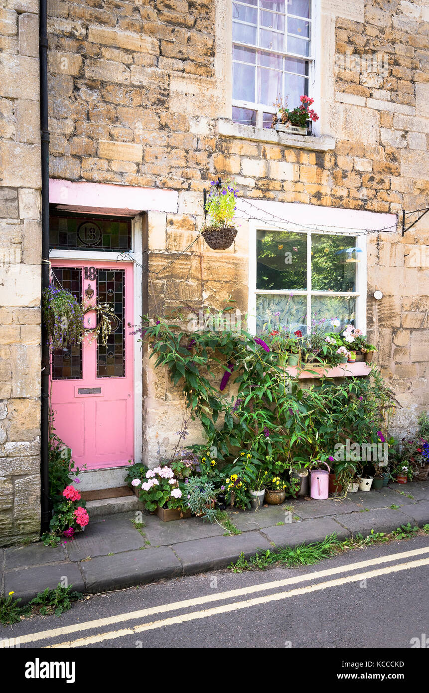Un jardin de devant en pot pour une ville cottage dans le centre de Bradford on Avon Wiltshire England UK Banque D'Images