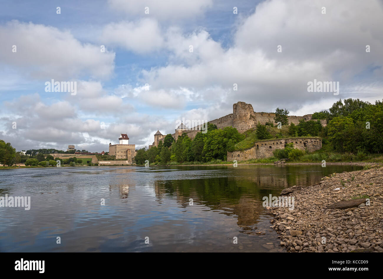 Deux ancienne forteresse ivangorod, en Russie, l'Estonie Narva et de l'autre rives de la Narva. Banque D'Images