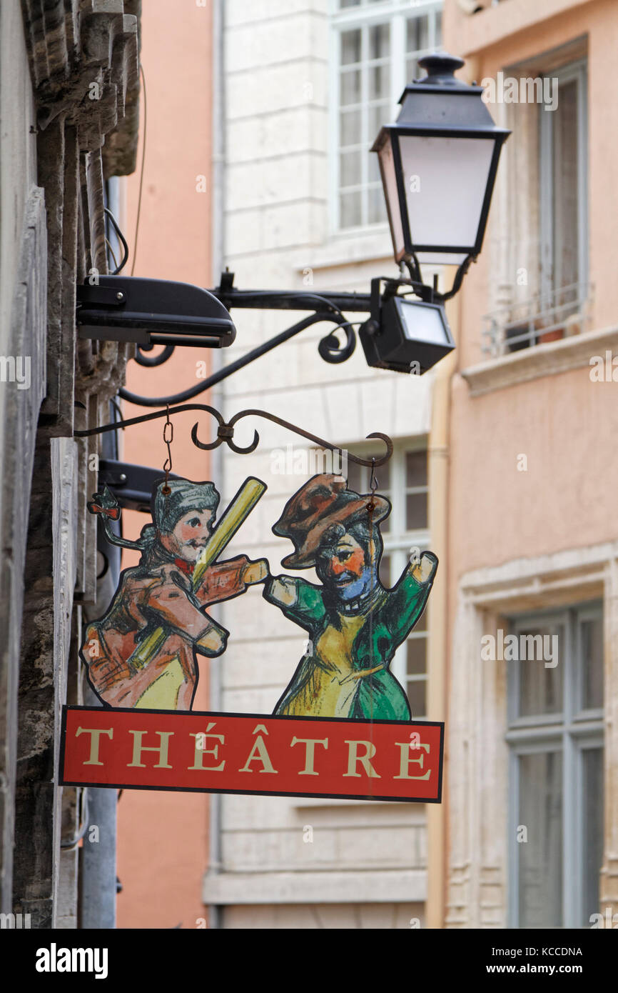 LYON, FRANCE, 9 avril 2016 : Guignol est le personnage principal d'un spectacle de marionnettes français qui porte son nom.Il représente les travailleurs dans Banque D'Images