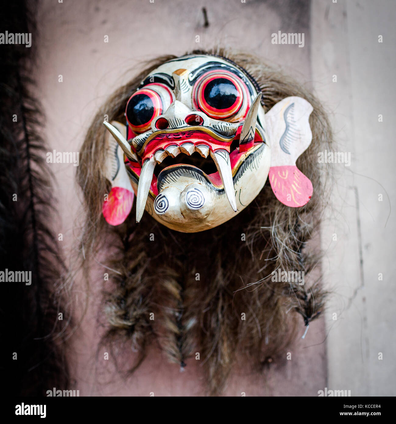 Masque ancien traditionnel de souvenirs et d'artisanat de Bali au célèbre marché d'Ubud Banque D'Images