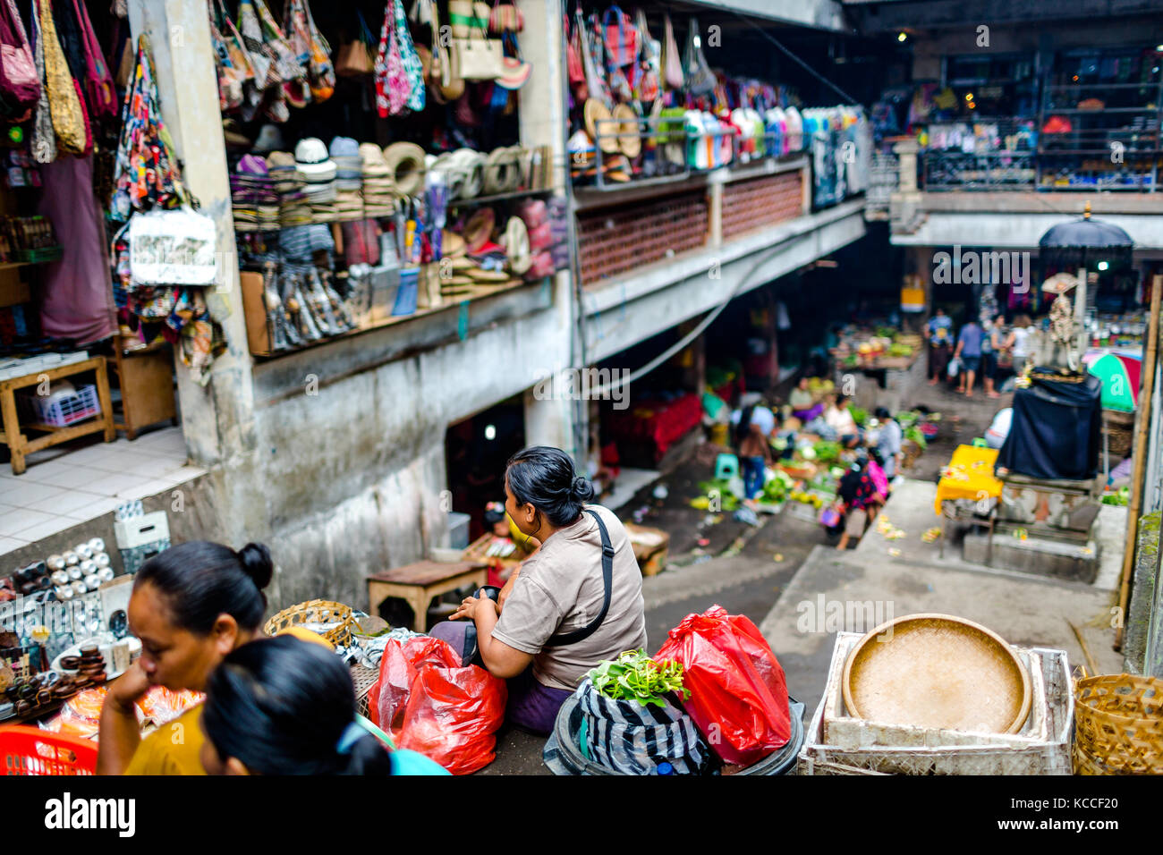 Bali, Indonésie - 30 août 2013 : marché Pasar kumbasari matin, fleurs, fruits et légumes du marché. Ubud, Bali, Indonésie Banque D'Images