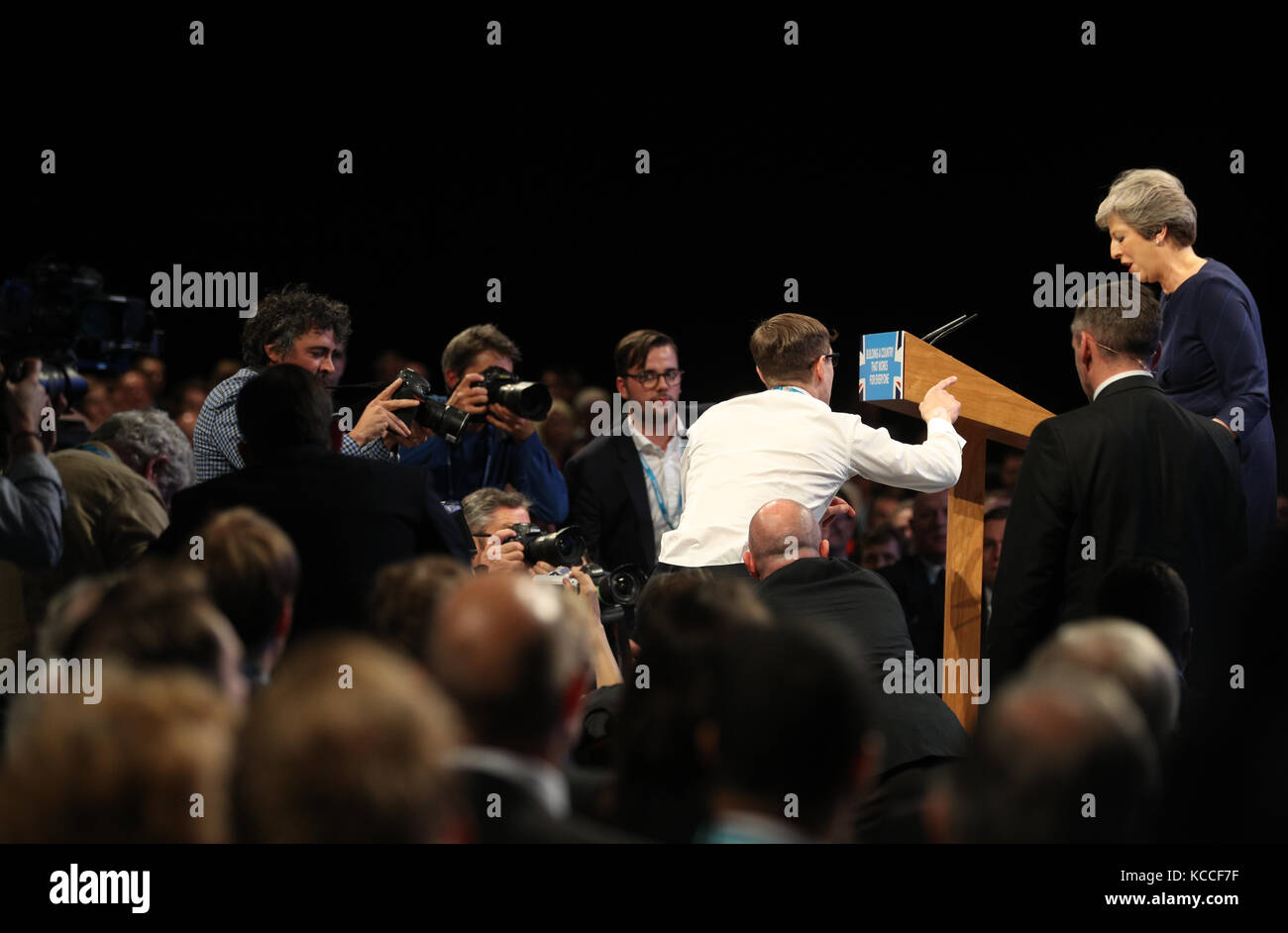 Le comédien simon brodkin, également connu sous le nom de Lee Nelson affronte le premier ministre Theresa peut, au cours de son discours lors de la conférence du parti conservateur à la Manchester central convention complex à Manchester. Banque D'Images