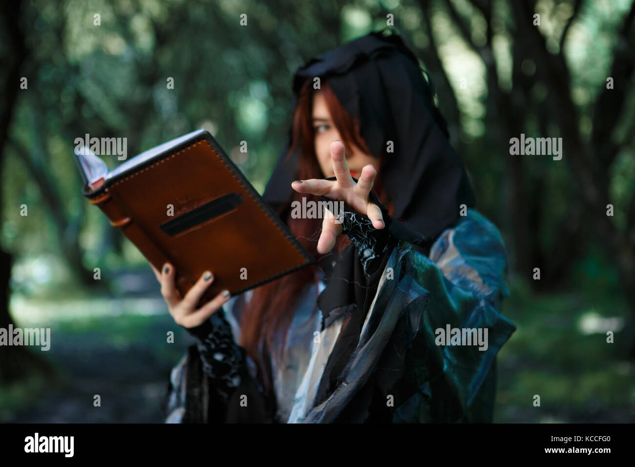 Photo de sorcière avec grimoire Banque D'Images