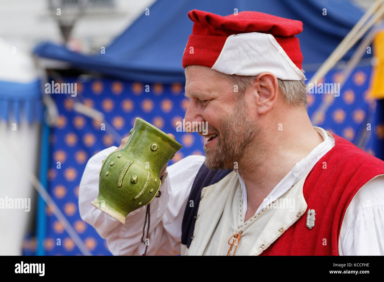 LYON, France, 14 mai 2017 : des gens déguisés en vêtements Renaissance dans le quartier du Vieux-Lyon.Chaque année, Lyon revient dans le passé pour célébrer son histoire Banque D'Images