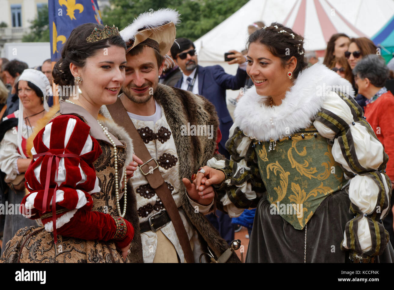 LYON, France, 13 mai 2017 : des gens déguisés en vêtements Renaissance dans le quartier du Vieux-Lyon.Chaque année, Lyon revient dans le passé pour célébrer son histoire Banque D'Images LYON, France, 13 mai 2017 : des gens déguisés en vêtements Renaissance dans le quartier du Vieux-Lyon.Chaque année, Lyon revient dans le passé pour célébrer son histoire Banque D'Images