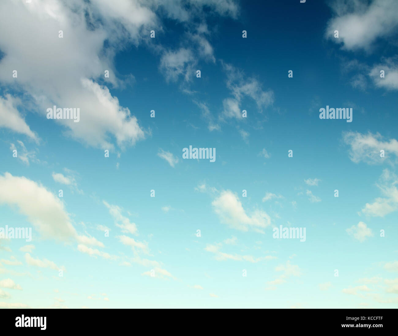Ciel bleu et nuages Banque D'Images