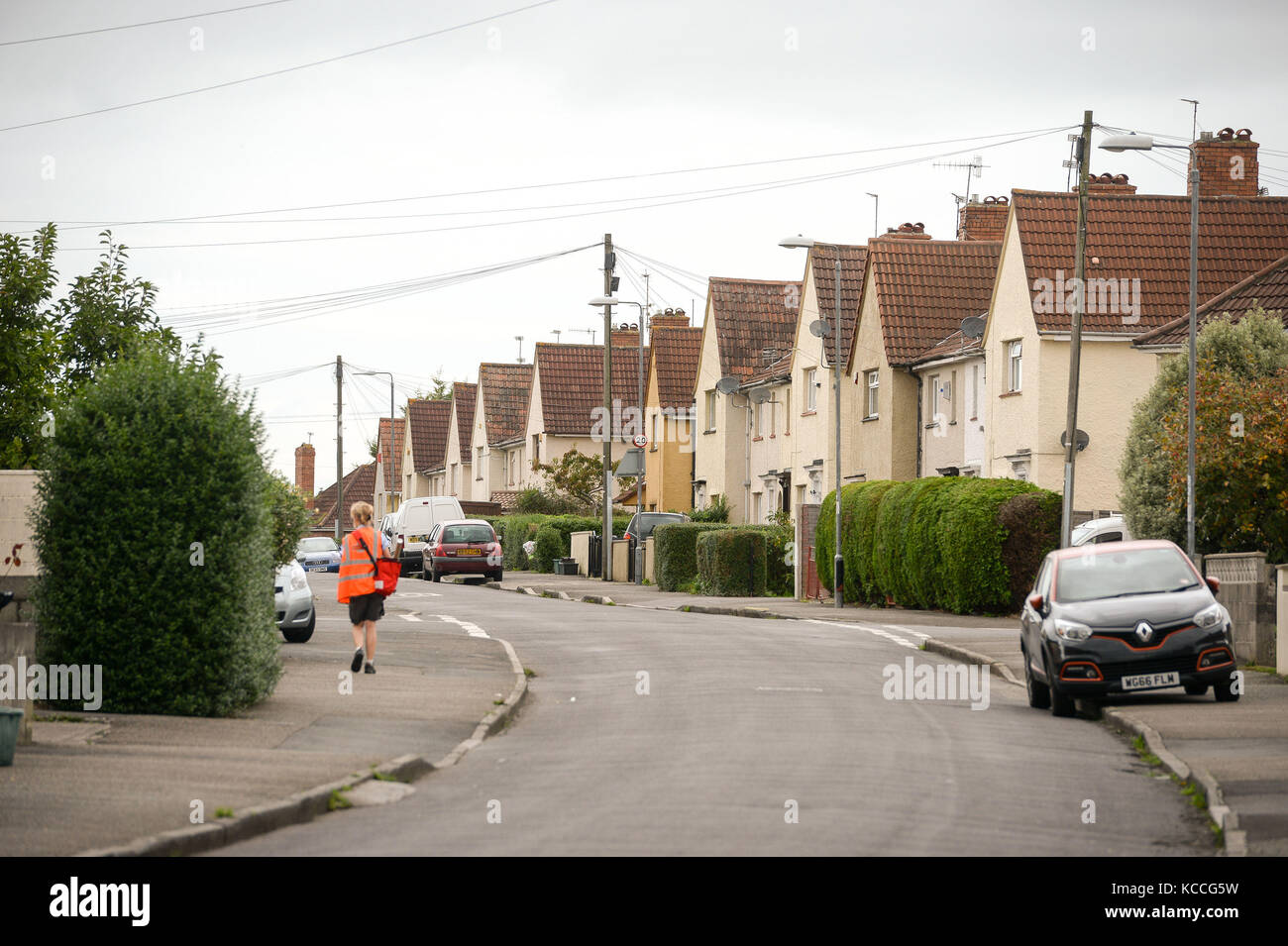 Maisons sur le domaine de Knowle council, construit dans les années 1920, à Bristol, qui a maintenant un mélange de maisons de conseil et de maisons privées.Theresa May a annoncé son intention de mettre en place une renaissance de council Housing&Oaic ; dans son discours à la Conférence du Parti conservateur à Manchester, elle s'est engagée à lever les barrières qui empêchent les autorités locales de construire des maisons à louer sur le plan social. Banque D'Images